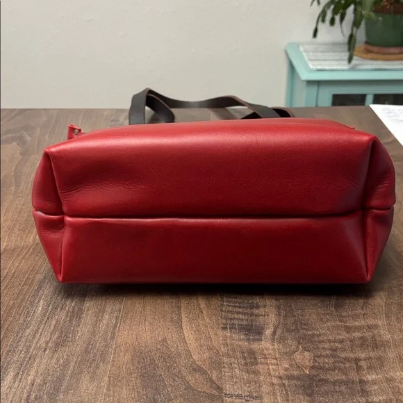 Portland Leather small Ruby tote. Zippered closure. - Picture 3 of 5